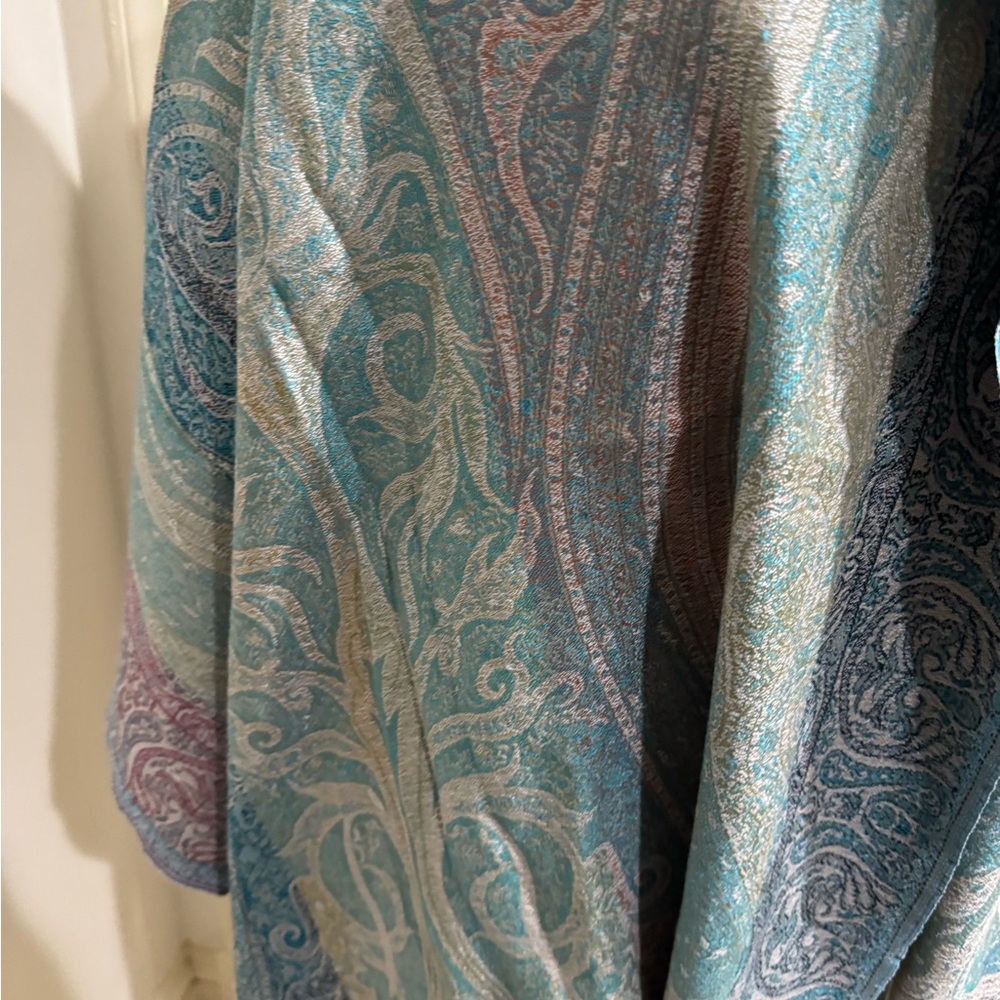 Met Museum Elegant Paisley Women's silk / wool blend Shawl roughly 27”x80” - Picture 2 of 10